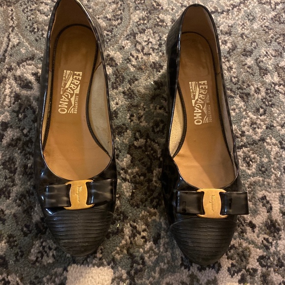 Salvatore Ferragamo Shoes - Used Ferragamo Vara Pump Leather and patent leather